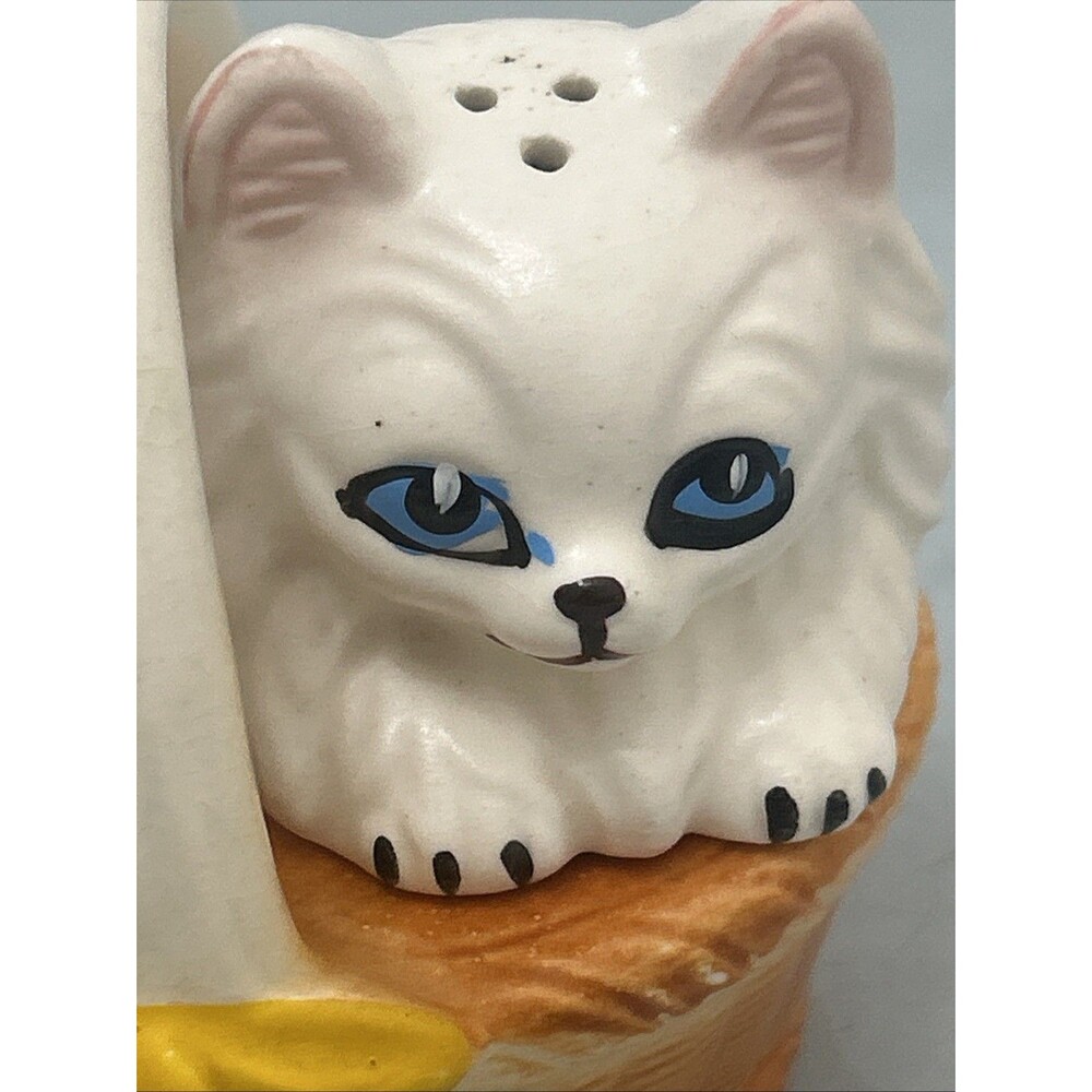 Vintage Ceramic White Cats in Basket Salt Pepper Shaker Set Japan - Picture 9 of 10